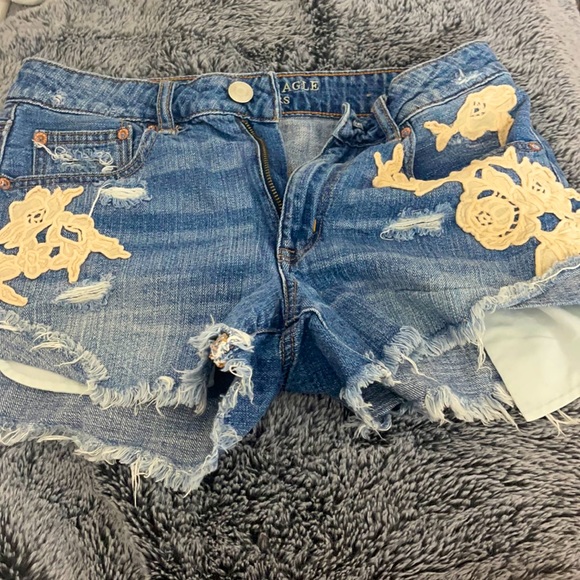Size 6 Adorable American Eagle Denim Shorts - Picture 1 of 2